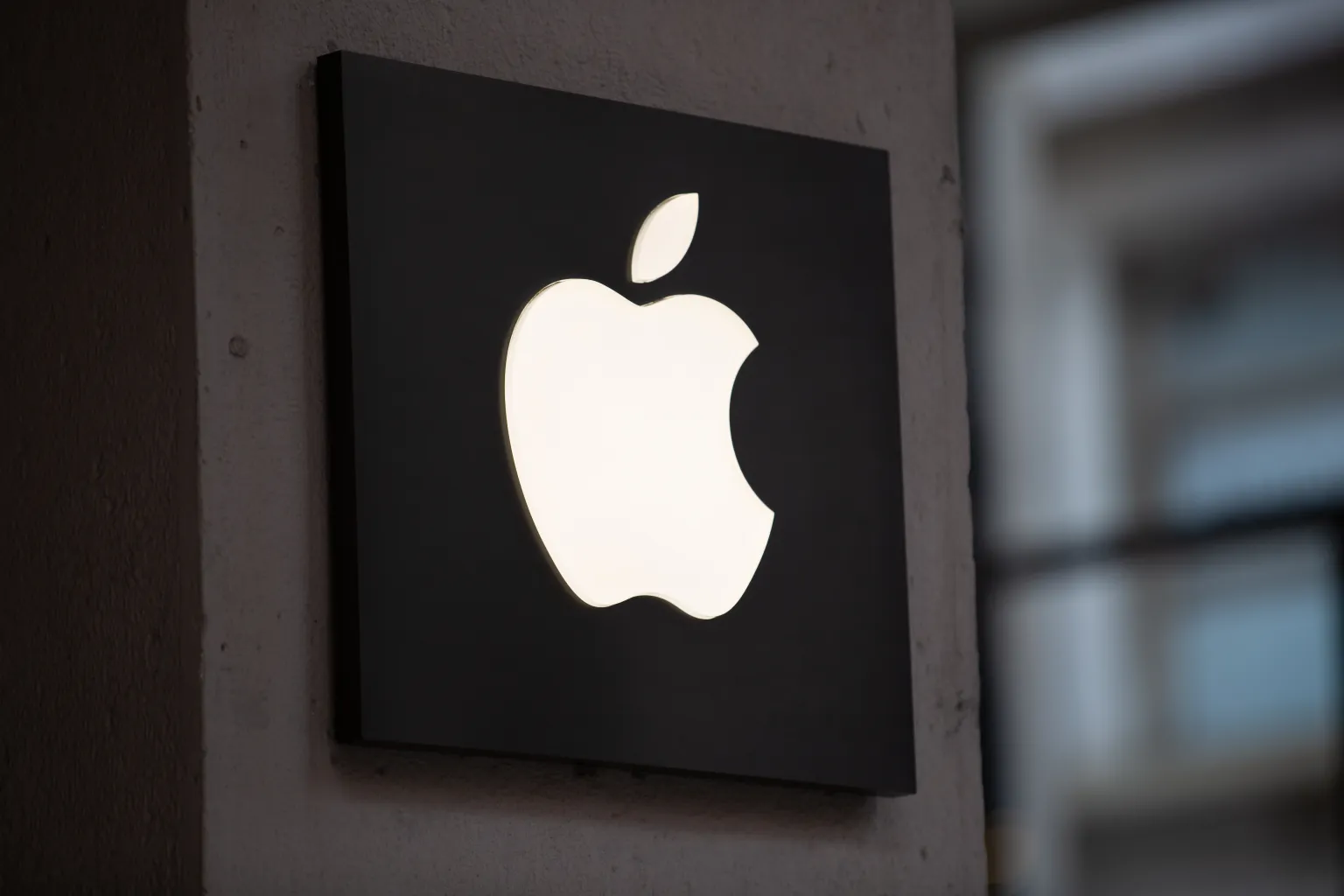 Apple Reportedly Developing AI Wearable, Joining Race Against OpenAI